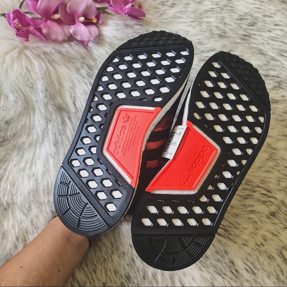 ‼️sold‼️🍁 Rare Adidas NMD R1 Black 4Y/5.5W - Picture 5 of 8